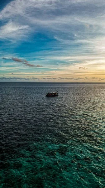 Una Vista Panorámica Del Mar Tranquilo Con Barco Bajo Cielo — Foto de Stock