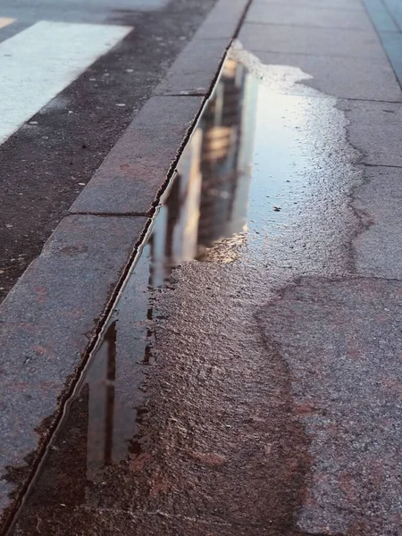 Tiro Vertical Reflexo Água Uma Rua Durante Dia — Fotografia de Stock