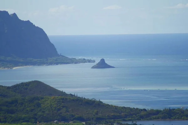 Vista Del Mar Azul Acantilados Cubiertos Vegetación Verde Oahu Hawaii —  Fotos de Stock