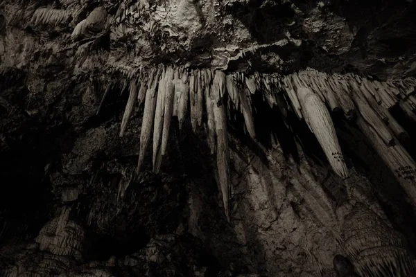 Mağarada Kayalık Bir Oluşumun Güzel Bir Görüntüsü — Stok fotoğraf