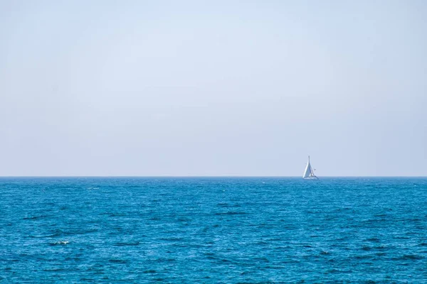 Segelbåt Medelhavet Vid Solnedgången Resor Och Aktiv Livsstilskoncept — Stockfoto