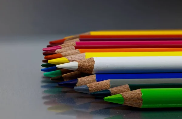 Gros Plan Crayons Couleur Sur Fond Gris — Photo