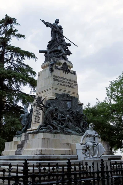 Monumento Daoiz Velarde Segovia Con Cielo Gris Árboles Fondo Plano — Foto de Stock