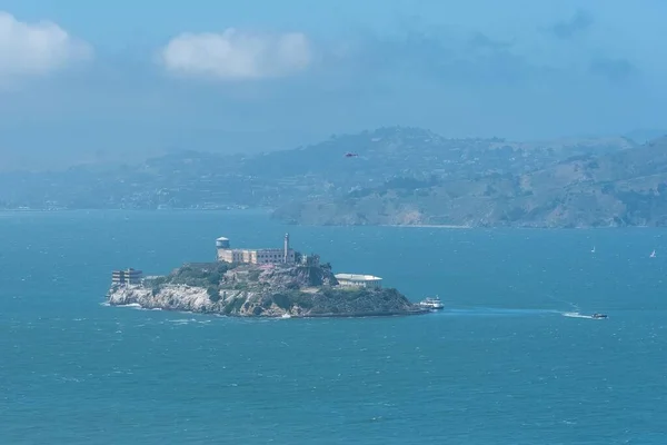 加州的旧金山 美丽海湾的阿尔卡特拉兹岛 以及有码头的 9号码头 — 图库照片