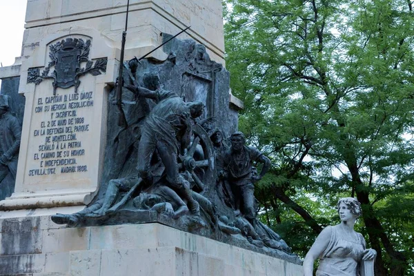 位于塞戈维亚的多伊兹和维拉德纪念碑 背景为蓝天和树木 特写镜头 — 图库照片