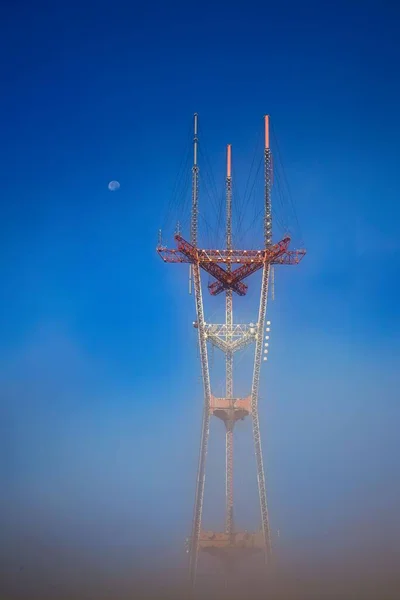 サンフランシスコのストロタワーの垂直ショット — ストック写真