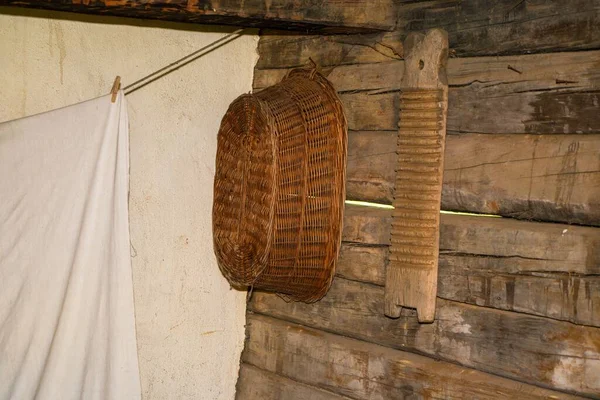 Ein Frischer Wäschetrockner Und Ein Strohkorb Hängen Der Wand Bauernhaus — Stockfoto