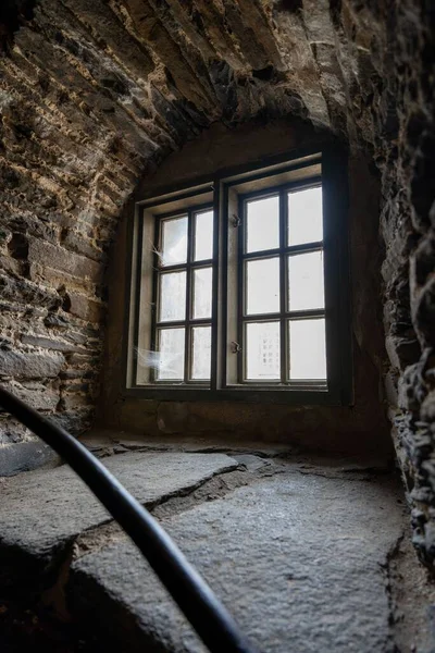 Carlsten 'ın Kalesi Marstrand, İsveç' te bulunuyor. Pencereden güneş ışığı geliyor.