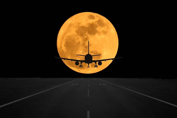 Silhuett Ett Flygplan Landar Bakgrund Super Moon — Stockfoto
