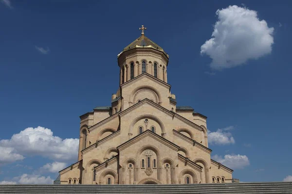 Een Lage Hoek Opname Van Holy Trinity Cathedral Van Tbilisi — Stockfoto