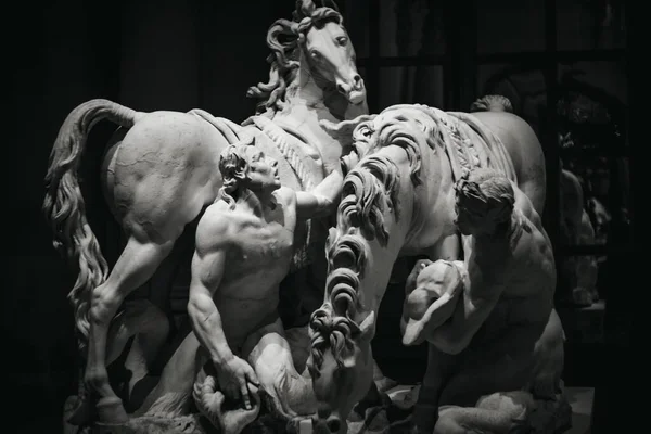 Крупный План Древней Статуи Тёмном Фоне — стоковое фото