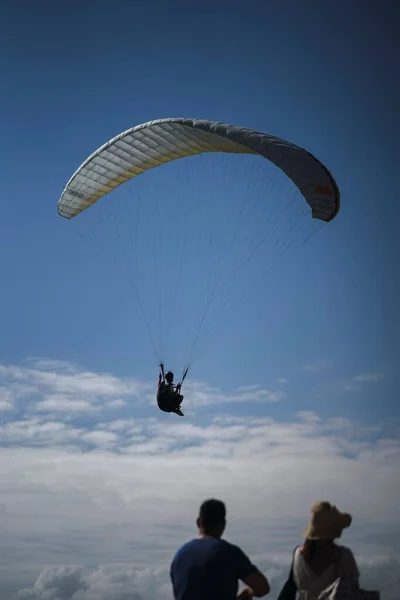 Vertical Closeup Couple Watching Human Paraglide Parachute Blue Sky — Stock Photo, Image