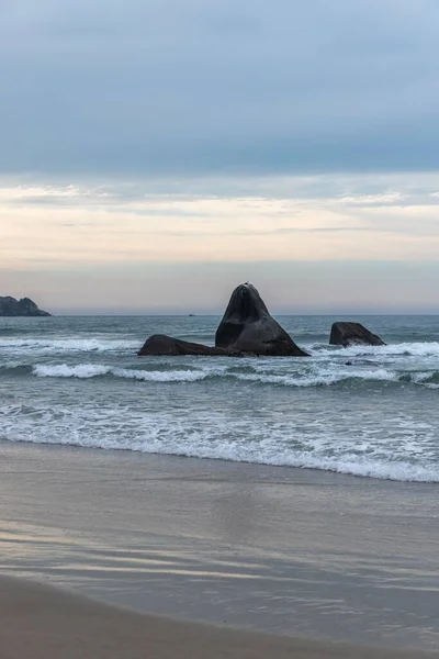 Eine Vertikale Aufnahme Eines Welligen Strandes Mit Felsen Wasser Bei — Stockfoto