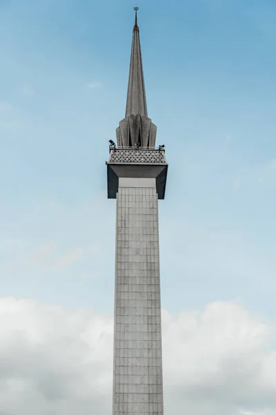 Uma Vista Vertical Mesquita Nacional Negara Malásia Minarete Sob Céu — Fotografia de Stock