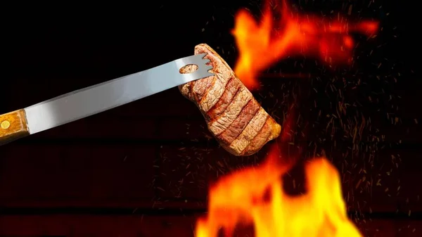 Grillzange Hält Gegrilltes Steak Auf Grill Mit Feuer — Stockfoto