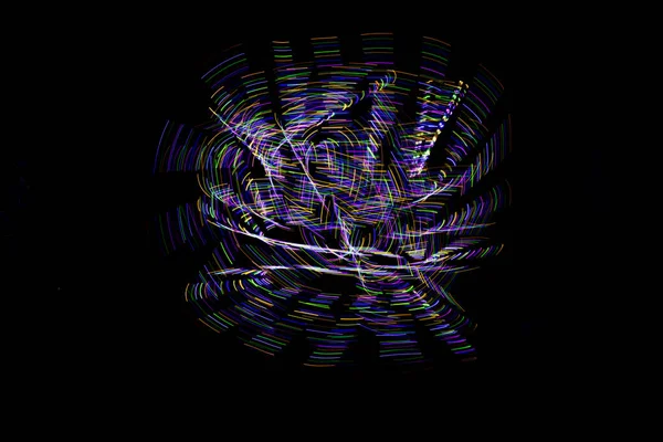 Aydınlık boya, karanlık bir göz etrafında soyut bir yörüngeyi gösteren siyah bir arkaplan oluşturur..