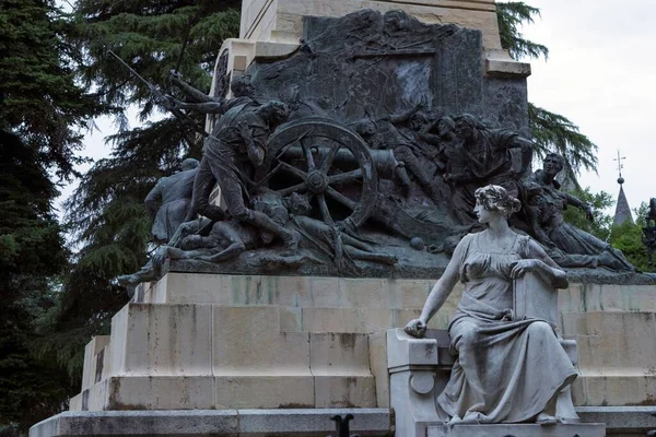 Het Monument Voor Daoiz Velarde Segovia Met Blauwe Lucht Bomen — Stockfoto