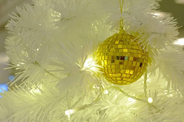 Een Close Van Een Gele Kerstbal Witte Led Knutsel — Stockfoto