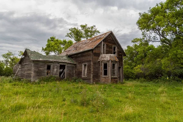 Nahaufnahme Eines Alten Bauernhauses Das Zerfällt Und Verfällt — Stockfoto