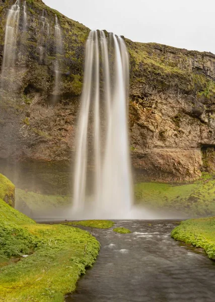 Une Longue Exposition Sur Une Cascade — Photo