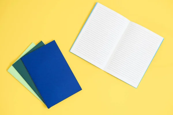 Notebook Jasně Žlutém Pozadí Shora — Stock fotografie