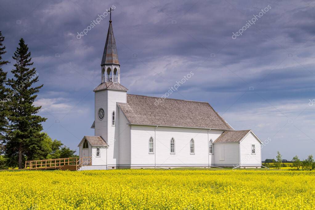 La Iglesia Católica Romana de Santa Teresa con campo de canola. Notre