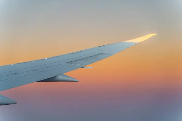 Белое Крыло Самолета Закате — стоковое фото