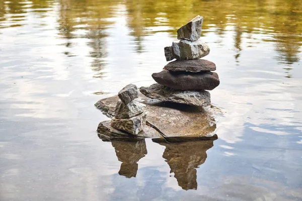 Zbliżenie Kamieni Ułożonych Siebie Wodzie — Zdjęcie stockowe