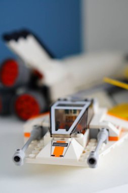 Tahta bir rafta bir Lego Star Wars savaş uçağı