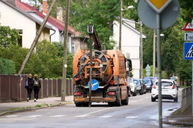 Sokaktaki lavabo açıcı kamyon..