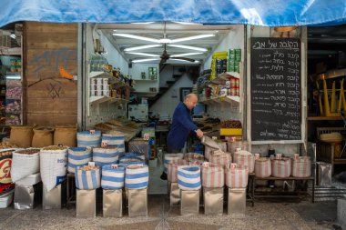 Bir satıcı güney Tel Aviv 'deki Lewinsky Market' te fındık ve kuru meyve satıyor.