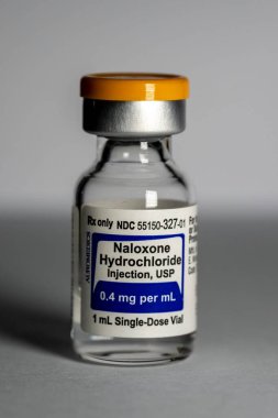 Dikey Nalokson iğnesi. Beyaz arka planda acil bir durumda aşırı dozda uyuşturucu tedavisi uygulayan bir ilaç.