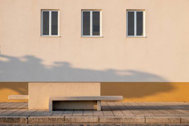 Gün batımında bir evin cephesi