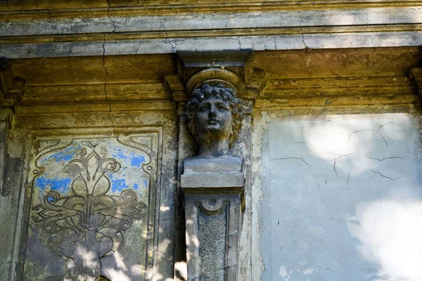 Скульптура Женского Лица Старом Фасаде Здания Выветриванием — стоковое фото