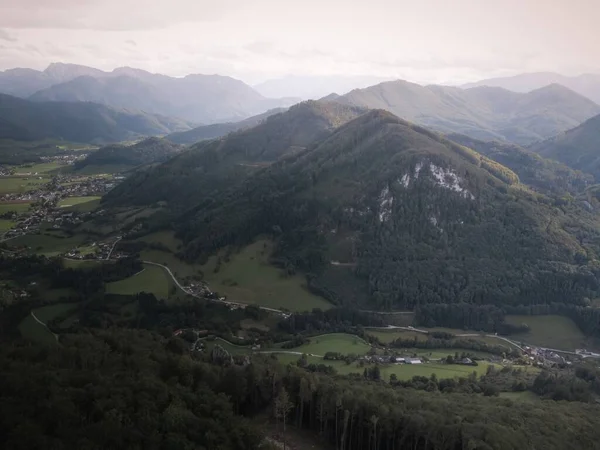 Vrstvená Krajina Kopců Hor Pokrytá Hustým Zeleným Lesem — Stock fotografie