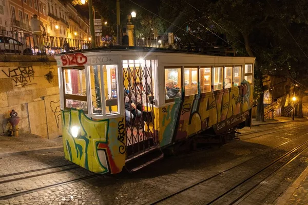 Typická Retro Elektrická Tramvajová Lanovka Jezdící Noci Lisabonu Portugalsko — Stock fotografie