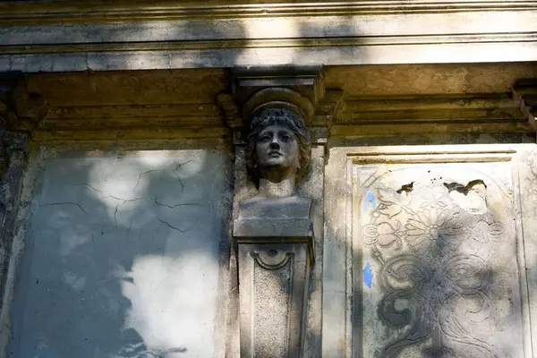 Скульптура Женского Лица Старом Фасаде Здания Выветриванием — стоковое фото