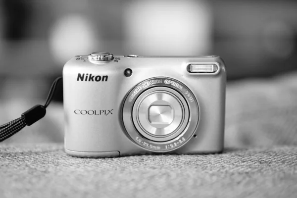 Uma Câmera Compacta Digital Marca Nikon Coolpix Sofá — Fotografia de Stock