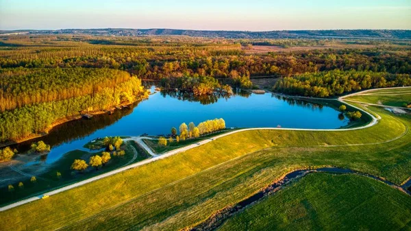 森や畑に囲まれた川の空中風景 — ストック写真