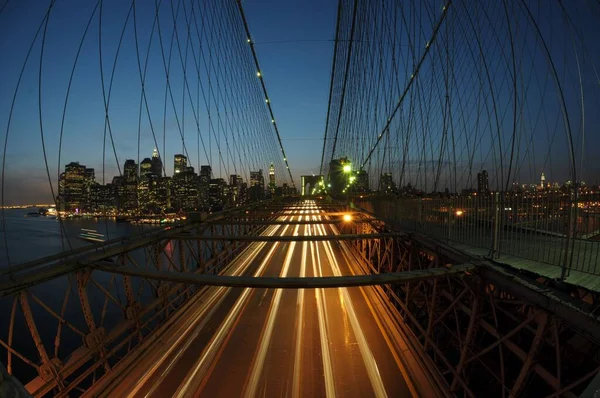 布鲁克林大桥的吊索和夜间照明的道路 New York Usa — 图库照片