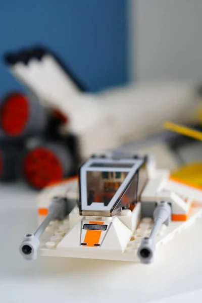 Een Lego Star Wars Gevechtsvliegtuig Een Houten Plank — Stockfoto