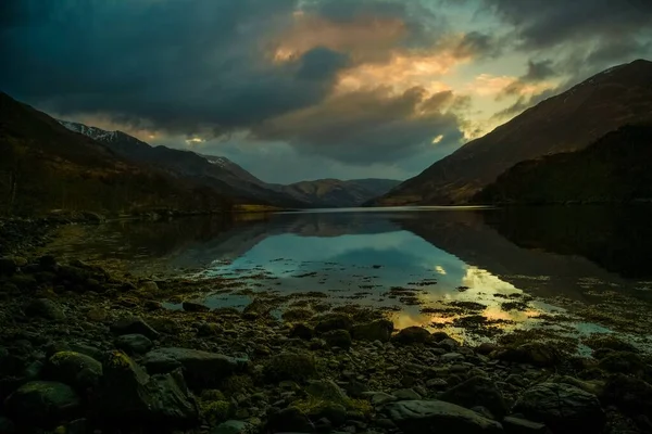 Krásný Záběr Jezera Obklopeného Horami Pod Mraky Skotsku — Stock fotografie