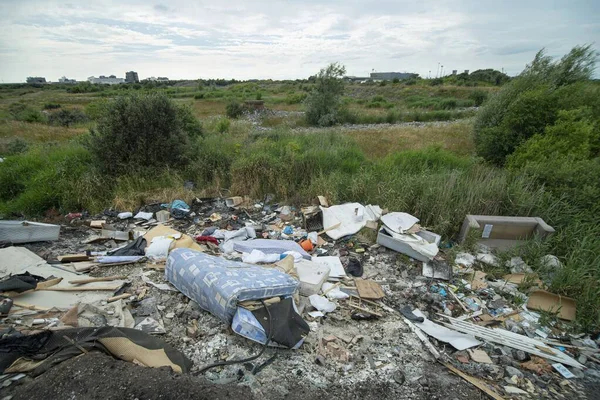 Müll Auf Brachliegendem Ehemaligen Industriegelände Abgeladen — Stockfoto