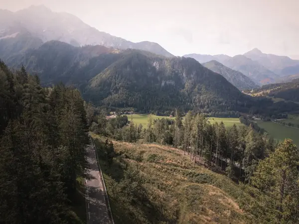 Uma Estrada Uma Paisagem Mística Com Árvores Cordilheira — Fotografia de Stock