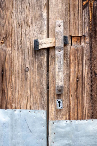 Puerta Madera Antigua Sin Barnizar Con Placa Metal Textura Madera —  Fotos de Stock