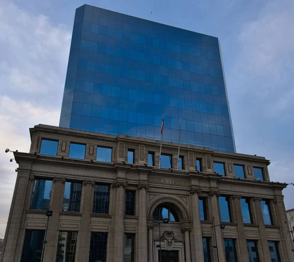 Tiro Ângulo Baixo Edifício Hapag Lloyd Com Céu Azul Fundo — Fotografia de Stock