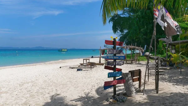 Segni Sulla Sabbia Spiaggia Tropicale Mostrando Direzione Bandiera Della Malesia — Foto Stock