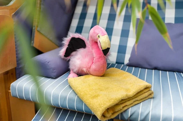 Flamingo Pelúcia Toma Banho Sol Uma Cadeira Praia Primeiro Plano — Fotografia de Stock