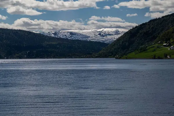 Norveç Vestland Şehrinde Bulutlu Bir Günde Sakin Bir Göl Karlı — Stok fotoğraf