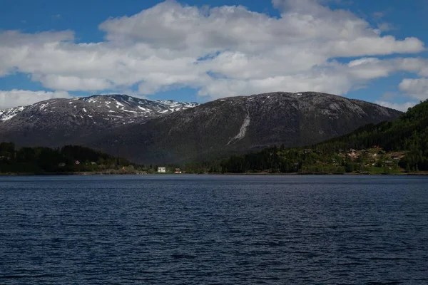 Krásná Krajina Klidného Jezera Zalesněných Hor Zasněženými Štíty Vestlandu Norsko — Stock fotografie